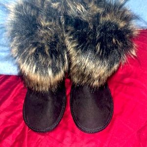 They are black uggs size 6 and very comfortable